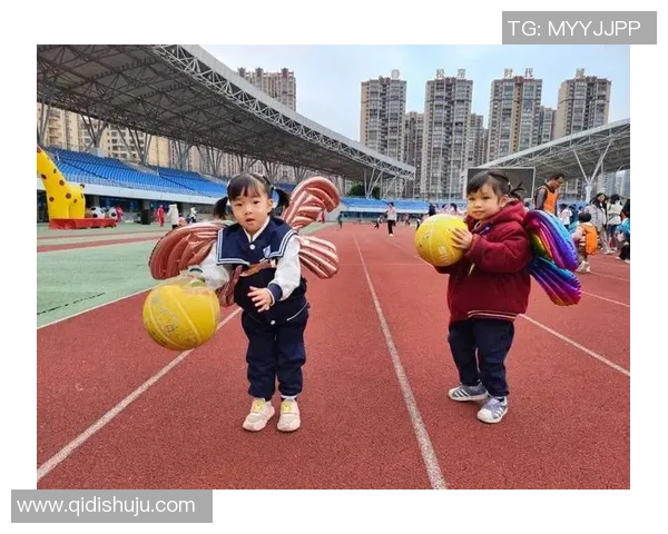 足球明星与幼儿互动拍照的趣味瞬间能否记录下来